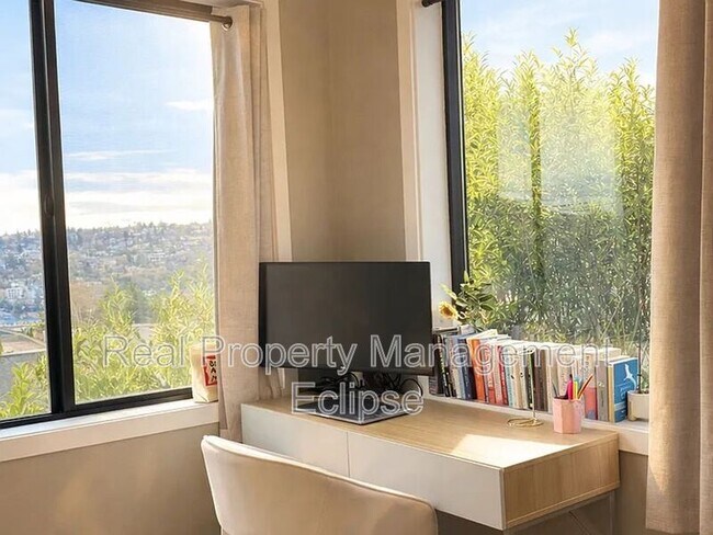 Building Photo - 2528 27th Ave W