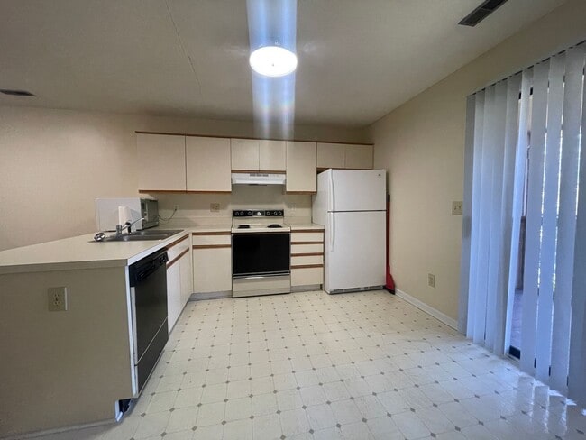 Building Photo - 2 Bedroom Condo