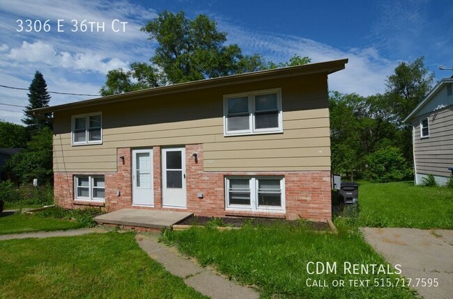 Building Photo - Nicely Updated Duplex