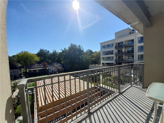 Building Photo - 563 Memorial Dr SE