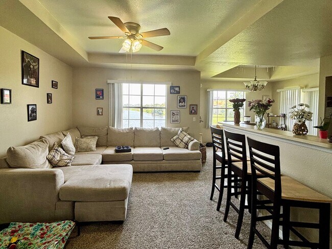 Building Photo - 3/2 unit with beautiful water view becoming available July 1st for an annual lease