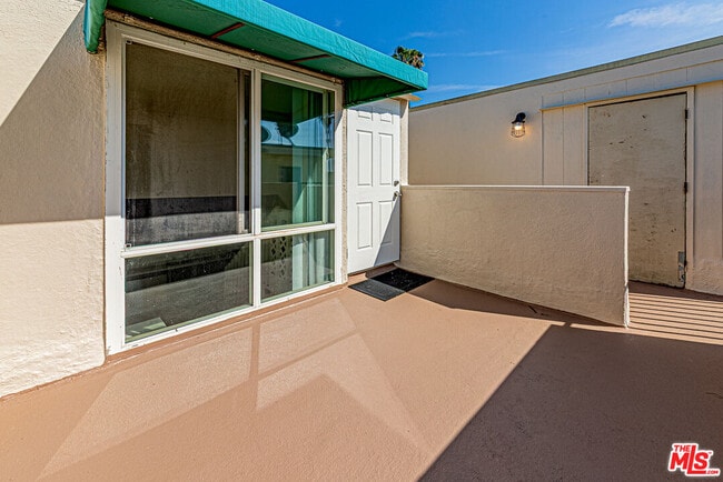 Building Photo - 933 S Manhattan Pl