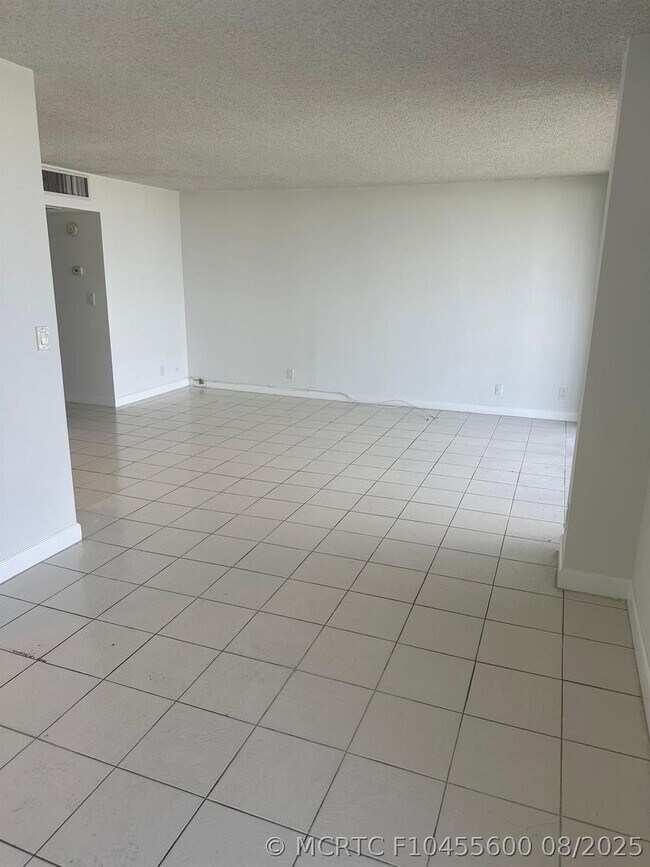 Building Photo - 20301 W Country Club Dr