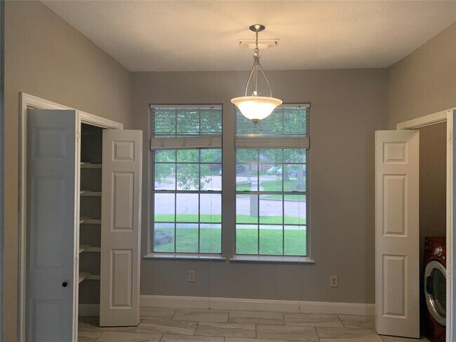 Building Photo - 3415 Somerton Dr