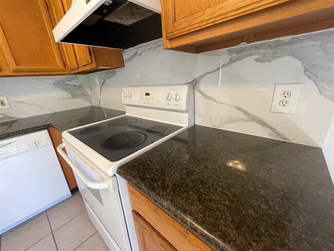 Building Photo - 3410 Hillstone Dr