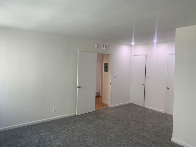 Building Photo - 11685 Gorham Ave