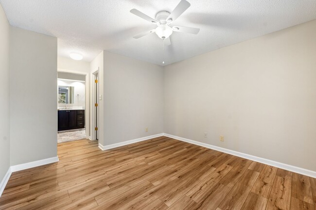 Building Photo - 5 MONTH LEASE 1 Bed 1 Bath End Townhome in...