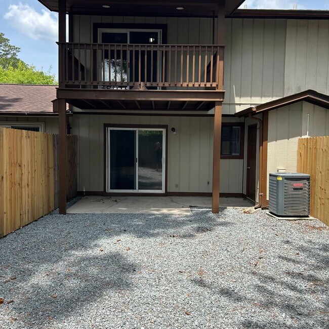 Building Photo - 2 Bedroom 1.5 Bathrooms