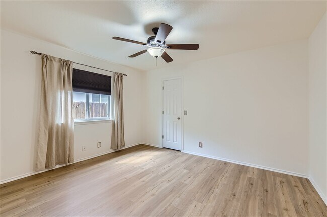 Building Photo - 6937 Sabrina Dr