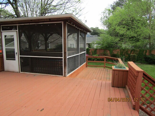 Building Photo - Colonial Place