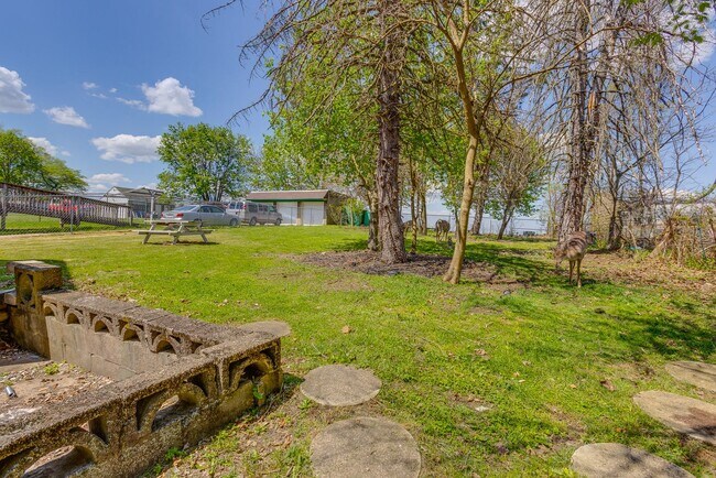 Building Photo - Available MAY 2026 - Beautiful, LARGE 4+ bedroom/2 bath GEM in South Side Slopes!