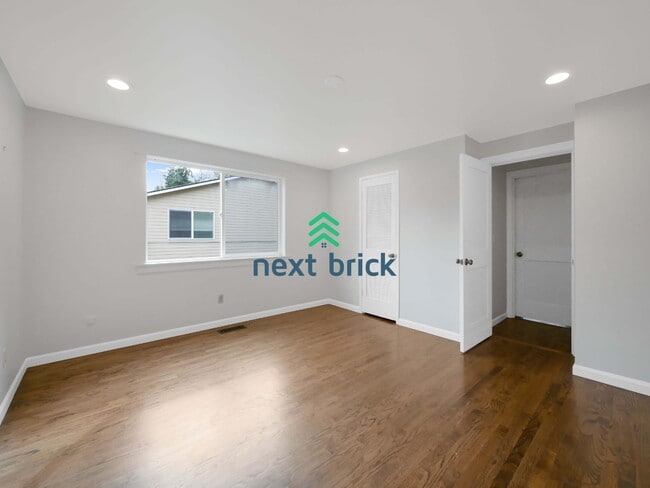 Building Photo - Beautiful 5-Bed Single-Family Home in Prime Kirkland Location!