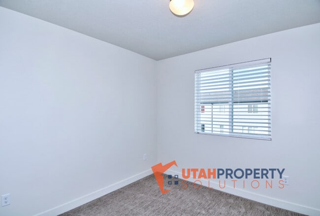 Building Photo - 1055 W 400 S