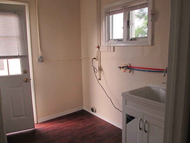 Building Photo - 3504 Oakview Dr