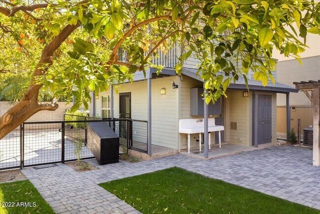 Building Photo - Luxury Living in Roosevelt Historic District!