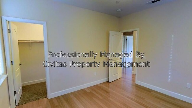 Building Photo - Newer 2/2 Townhome - Bonus Room Pool and More