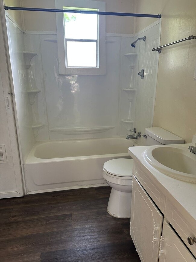 Building Photo - 2 Bedroom and 1 bath Central air and heat