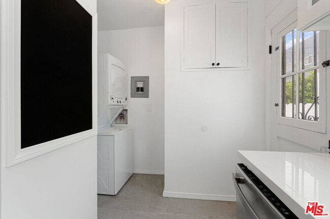 Building Photo - 8472 Oakwood Ave