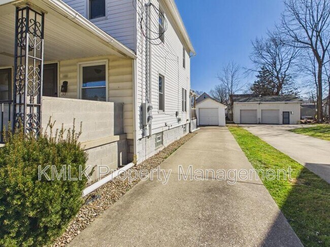 Building Photo - 446 7th St