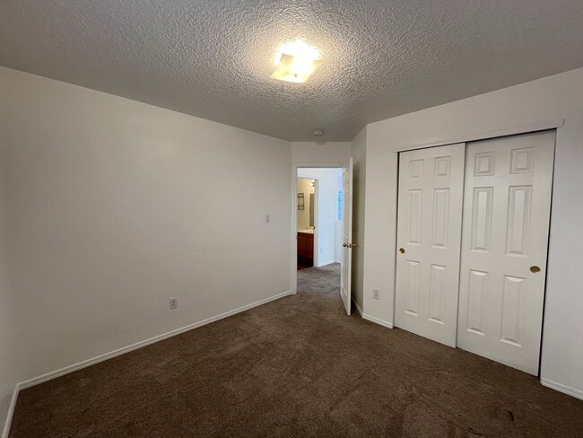 Building Photo - Nice 3 Bedroom 2.5 Bathroom Located In A G...