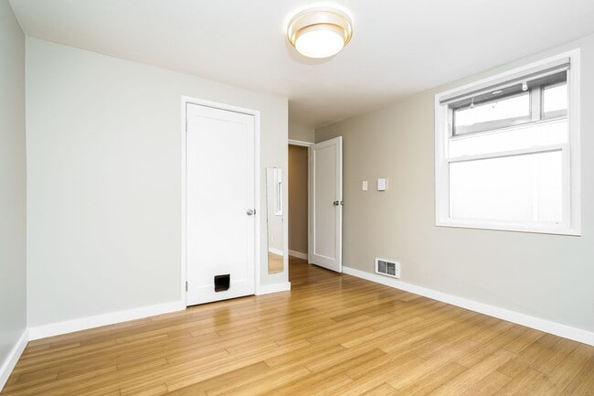 Building Photo - Inviting 3bed Seattle Home with Garage, Yard, and Parking!