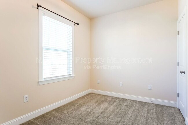 Building Photo - 616 Mount Blanc Way