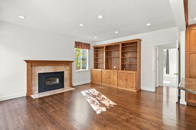 Building Photo - 25 Biscayne Ct