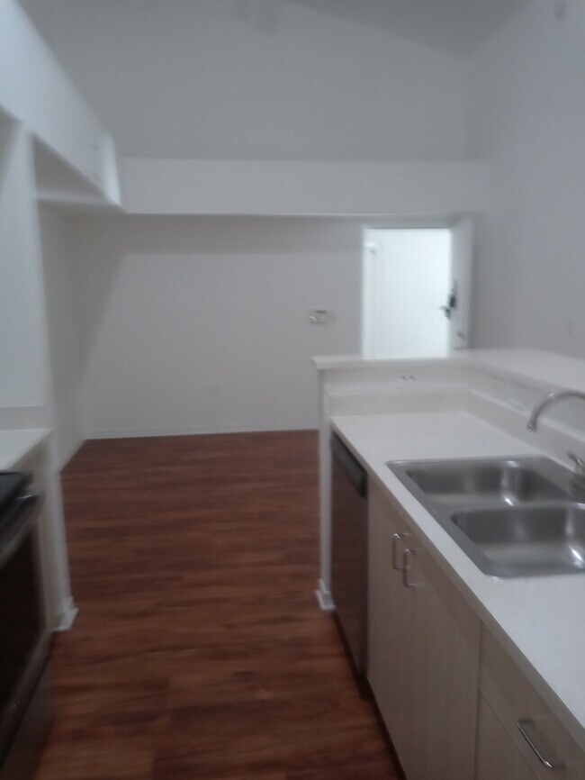 Building Photo - Spacious 2bed/2bath with nice vaulted ceil...