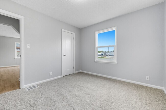 Building Photo - Charming 2-Bedroom Home – Recently Remodeled in Indianapolis Available NOW!