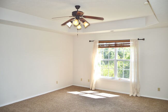 Building Photo - Spacious 3 Bedroom Condo!