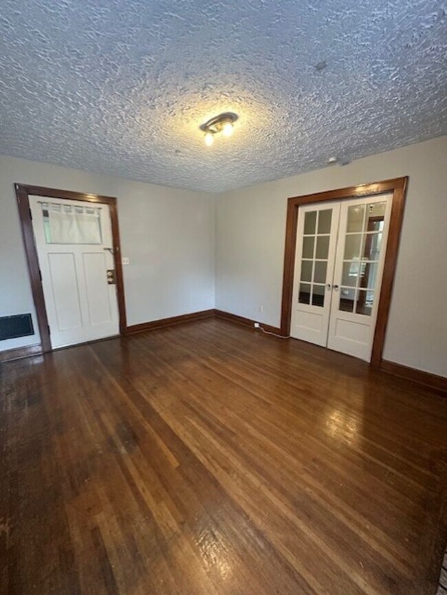 Building Photo - Large Grandview 1 Bedroom.