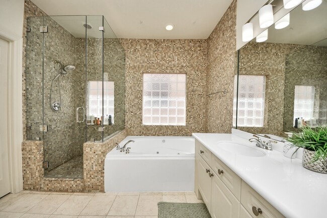 Building Photo - 825 Rosine St