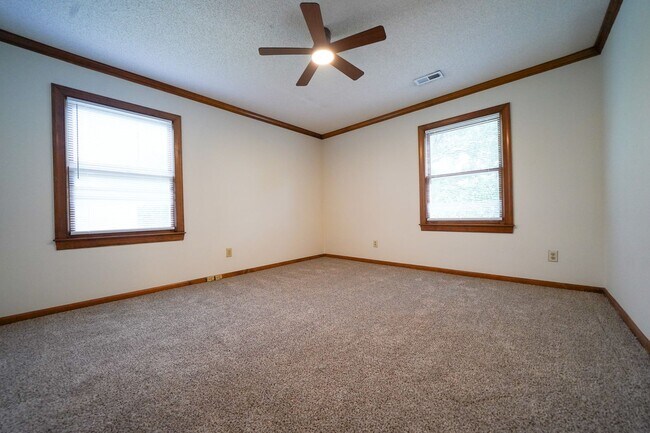 Building Photo - UNCC Area.  2 story 4 BR 2 1/2 BA Large Fe...