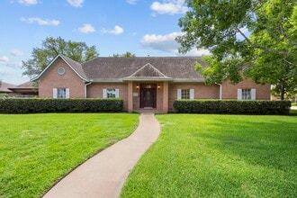Building Photo - 616 Westwood Cir