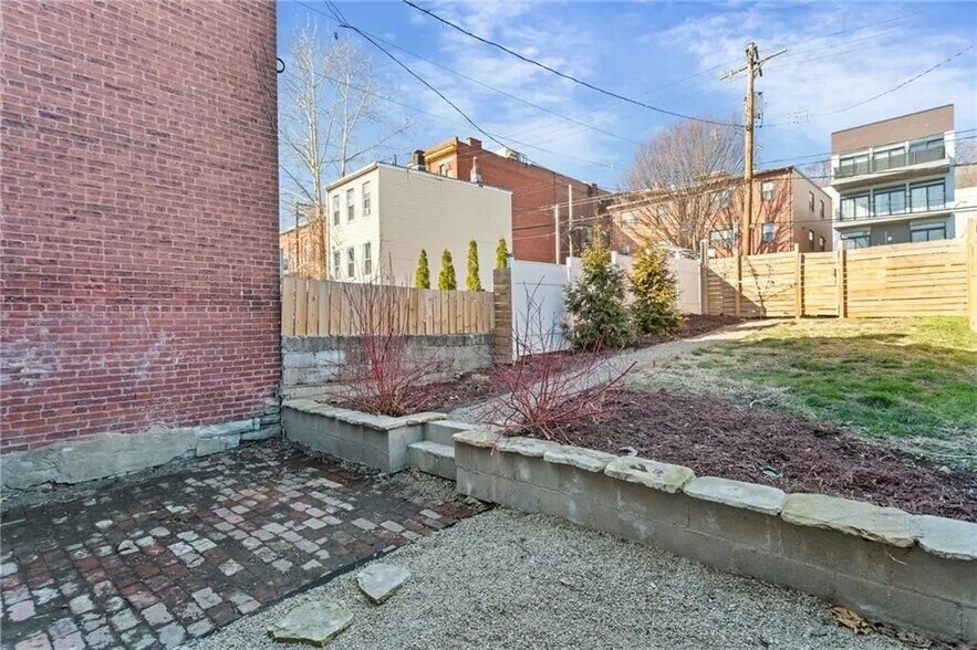 Building Photo - 2011 Forbes Ave