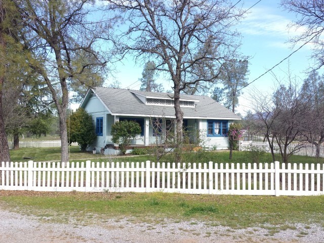 Building Photo - Country Charm Just Minutes From Town!