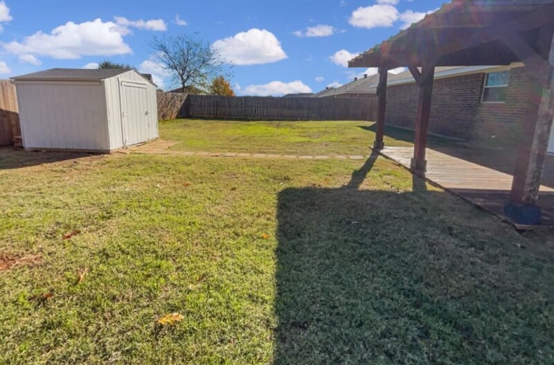 Building Photo - 1302 Lynnwood Dr