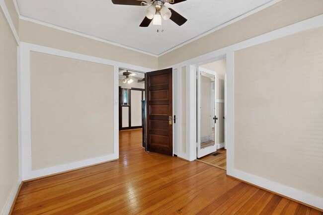 Building Photo - Downtown BUNGALOW 2 Bedroom 1 Bath