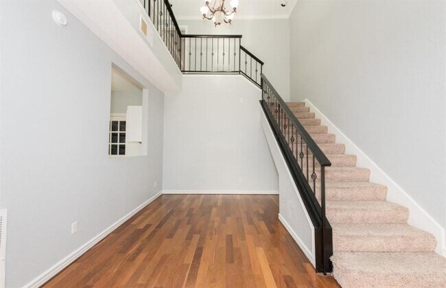Building Photo - 1112 Bering Dr