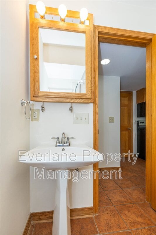 Building Photo - 647 Alwyne Rd