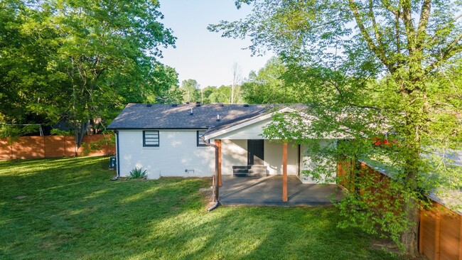 Building Photo - **ABSOLUTELY STUNNING TOP-TO-BOTTOM RENOVA...