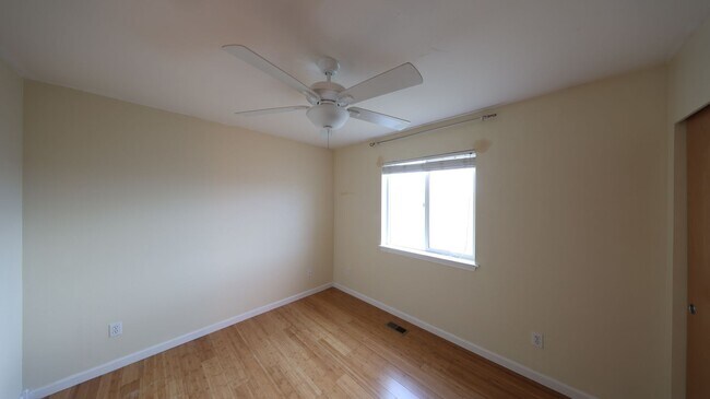 Building Photo - 4 Bed 2.5 Bath - Dog Friendly - Groups - N...