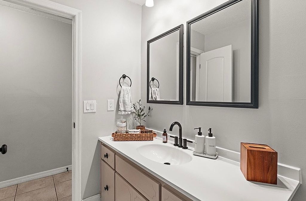 Building Photo - 9781 Lake Georgia Dr