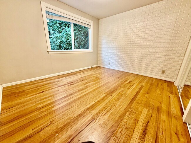Building Photo - 2115 33rd Ave W