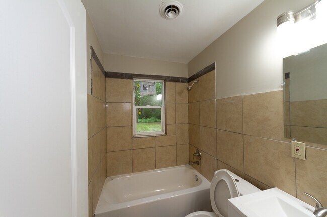 Building Photo - Completely remodeled 3 bed 1 bath home rea...