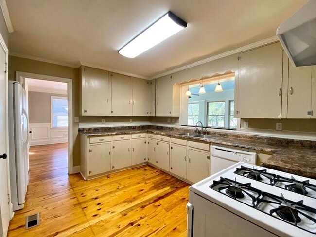 Building Photo - 3870 Hog Mountain Rd