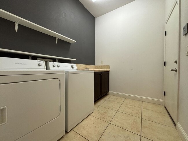 Building Photo - Beautiful 3 bedroom 2 bathroom