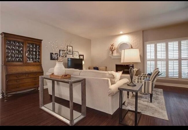 Living Area - 3005 Tanglewood Park W