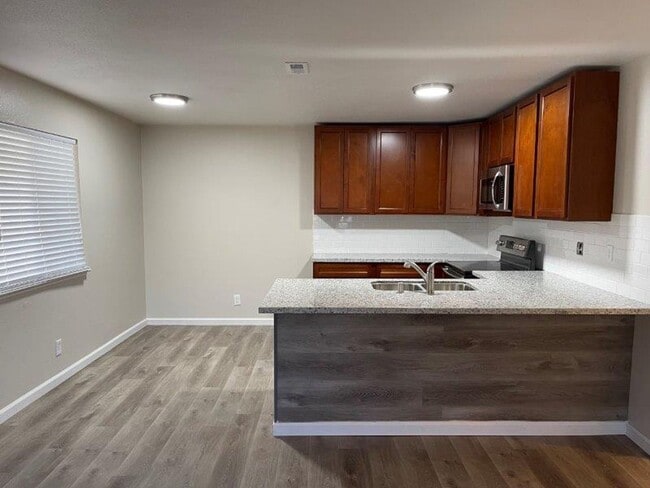 Building Photo - Single Level 2 Bedroom 1 Bath