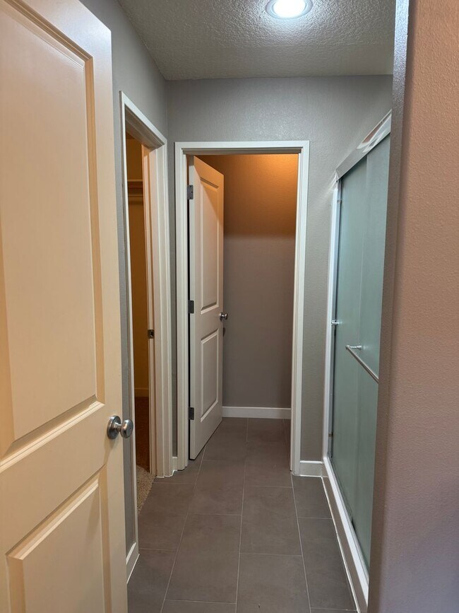 Building Photo - Beautiful 2br/2.5ba Townhome in Arbor Parc...